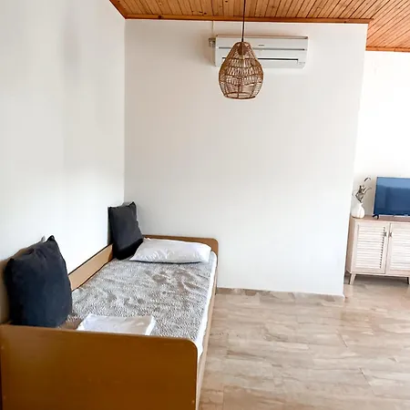 Sea View House B * Pera Melana
